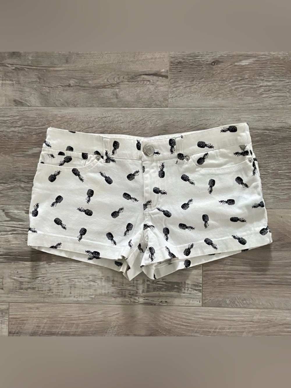 Guess Pineapple Motif Shorts